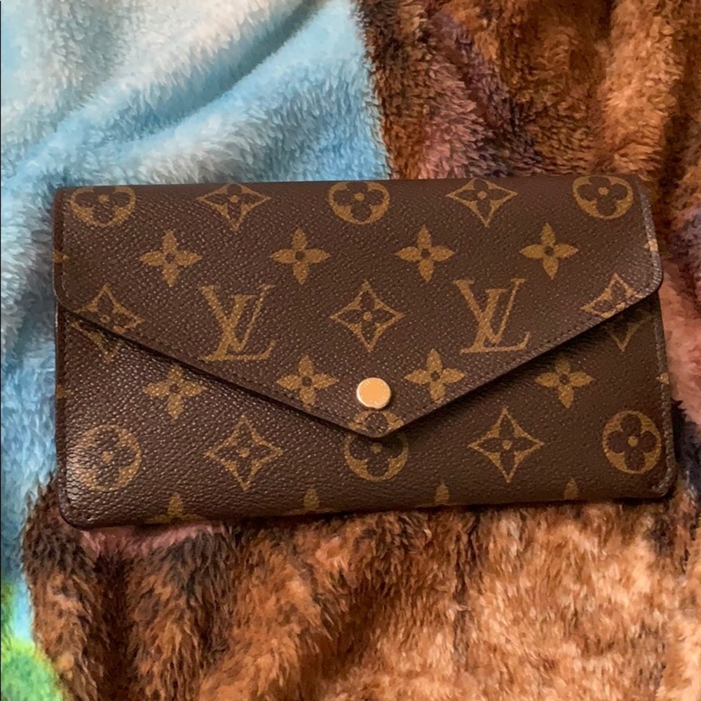 Selling AUTHENTIC LV wallet, perfect condition